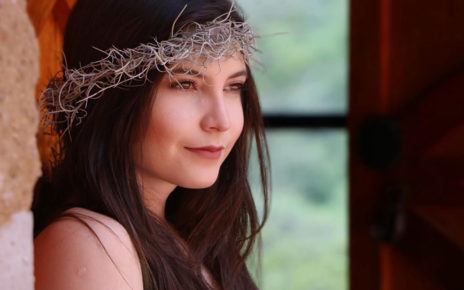 Model Cantik Meksiko Ini Dikecam Karna Bugil di Altar Gereja