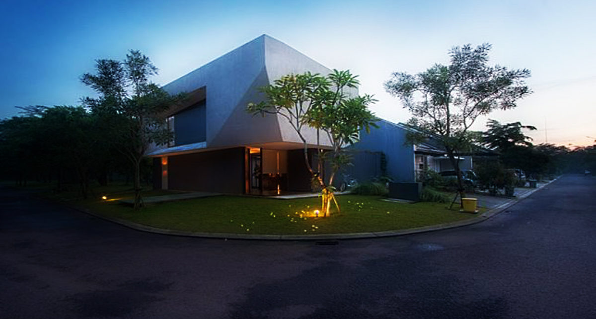 Trimmed Reform House: Rumah Dengan Kantilever Beton di Tangerang