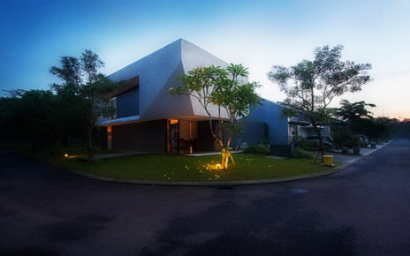 Trimmed Reform House: Rumah Dengan Kantilever Beton di Tangerang